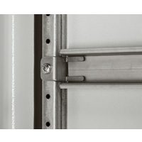 Набор из 2 крепежных уголокоы для рейки на дверь - для шкафов Altis | код 047718 |  Legrand